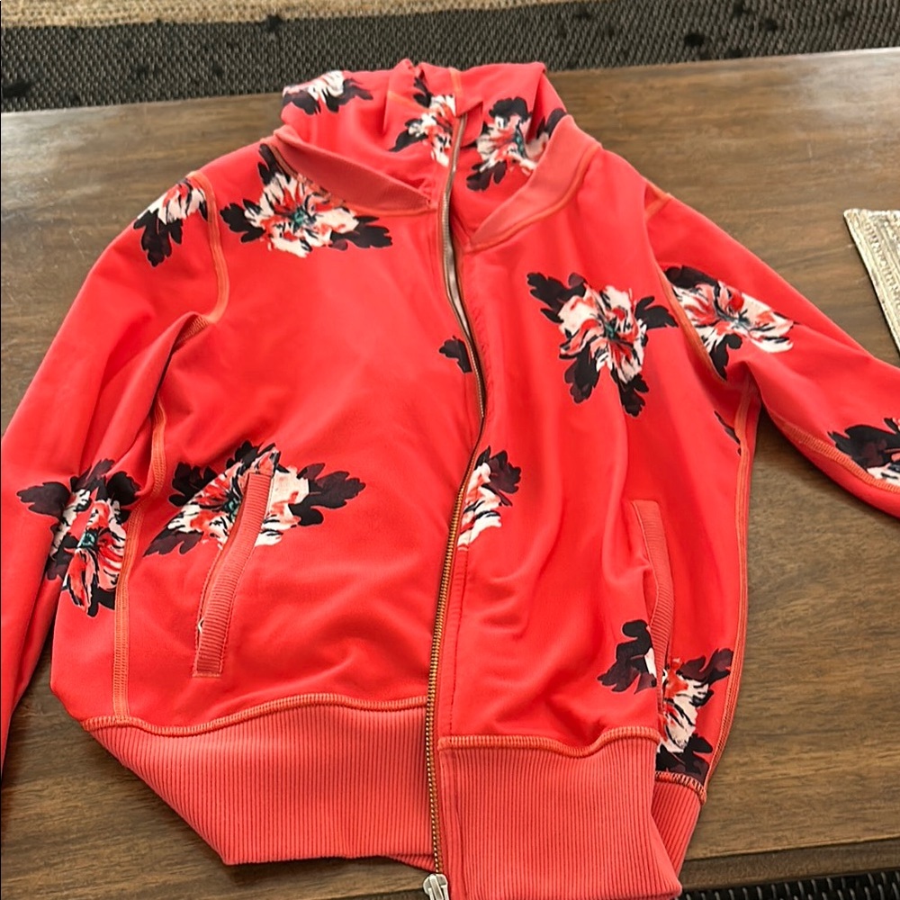 Lululemon coral Floral Zip-Up hooded Jacket size 4, but missing tag.